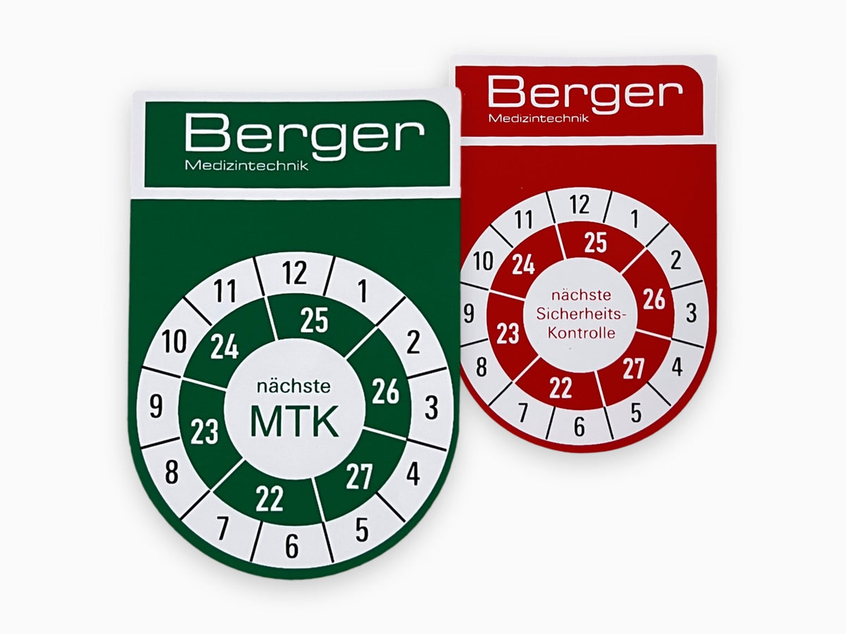 Prüfplaketten von Berger Medizintechnik für die messtechnische Kontrolle (MTK, grün) und die sicherheitstechnische Kontrolle (STK, rot)